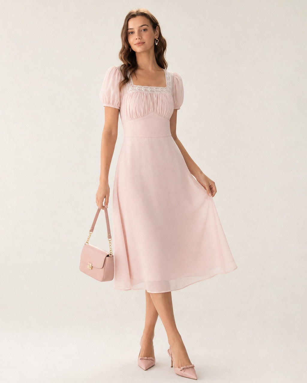Vestido rosa de encaje y gasa con escote