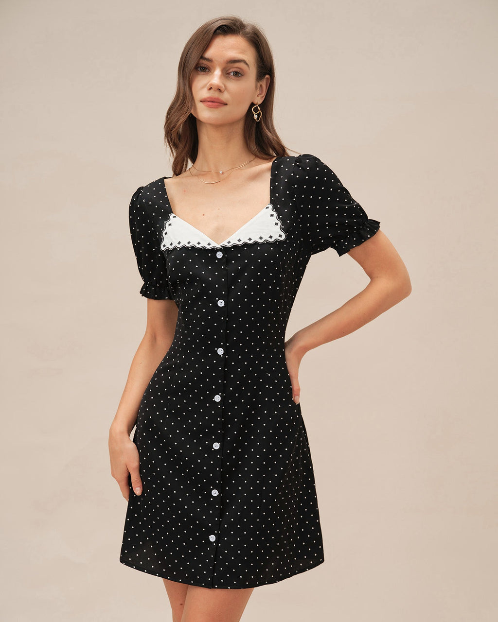 Elegante vestido mini negro de cuello en V con lunares