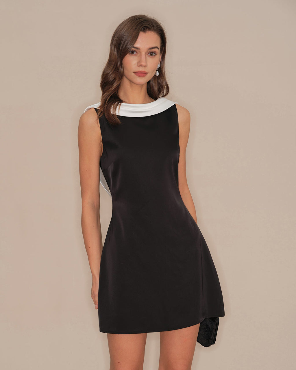 Vestido mini negro de cuello drapeado y espalda descubierta