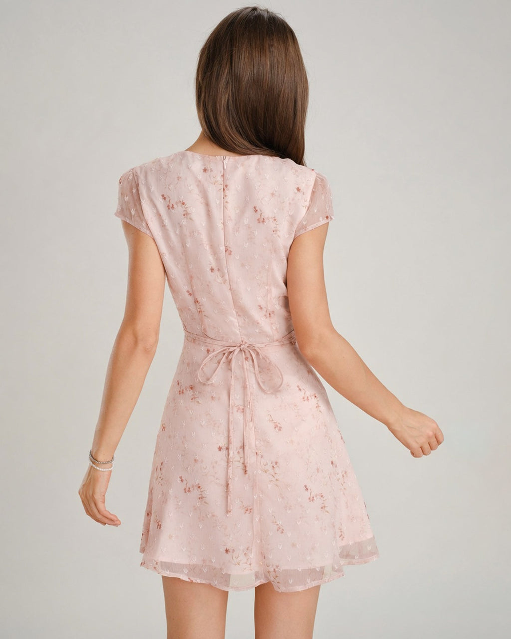 Vestido mini rosa de jacquard con elegantes mangas cortas estructuradas