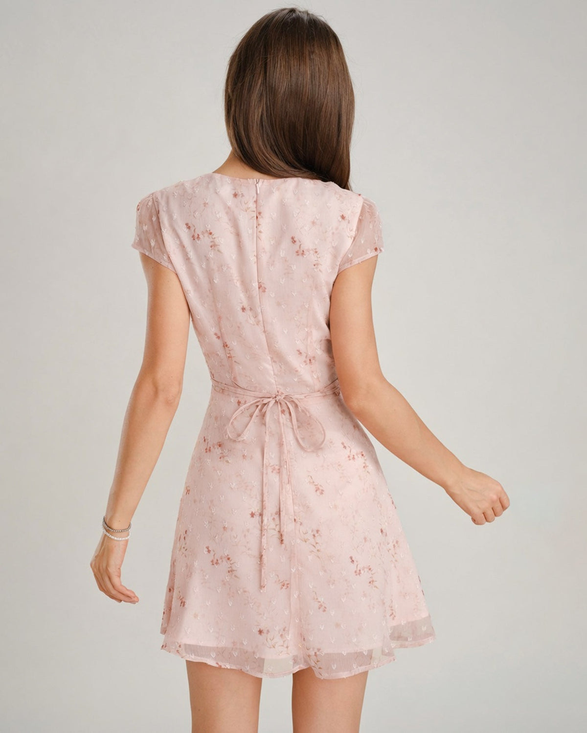 Vestido mini rosa de jacquard con elegantes mangas cortas estructuradas