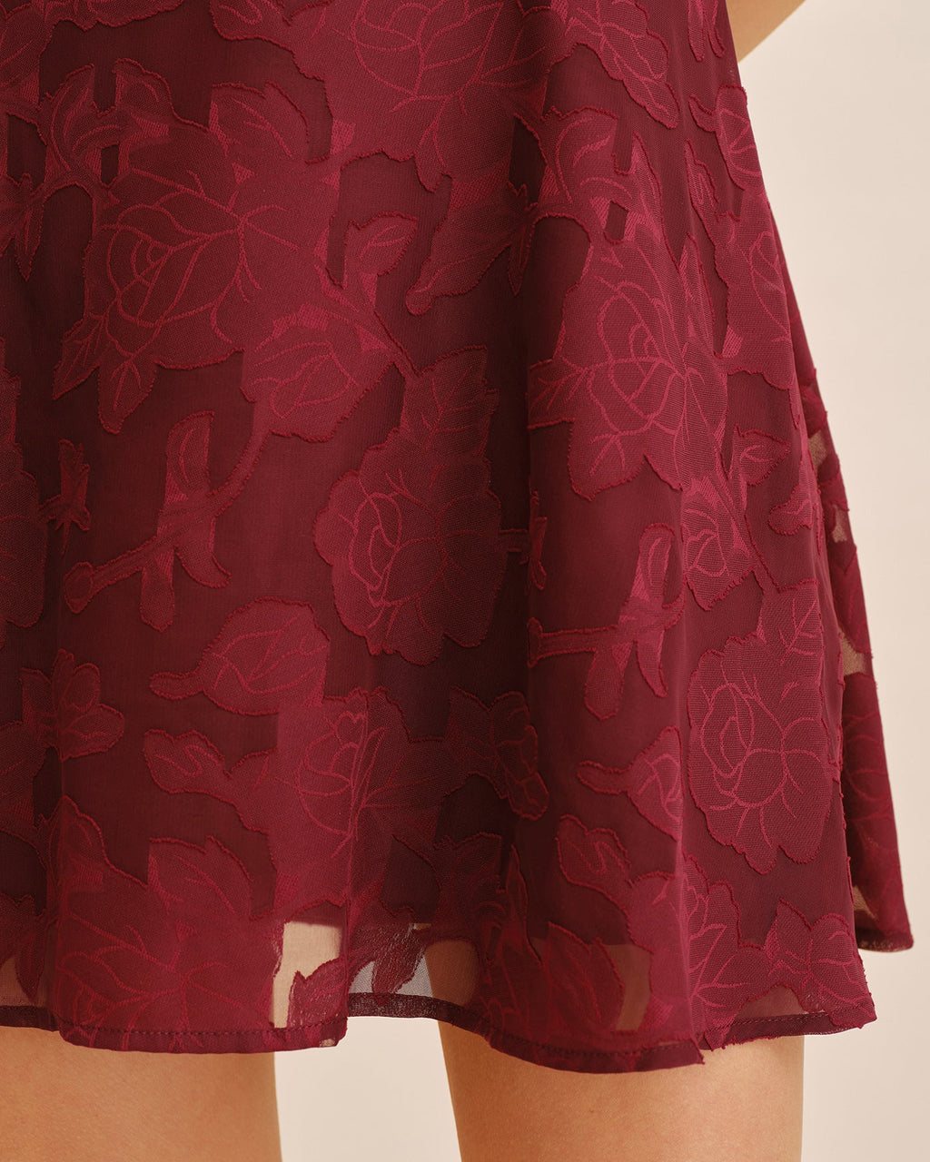 Vestido mini de jacquard rojo vino con escote cuadrado