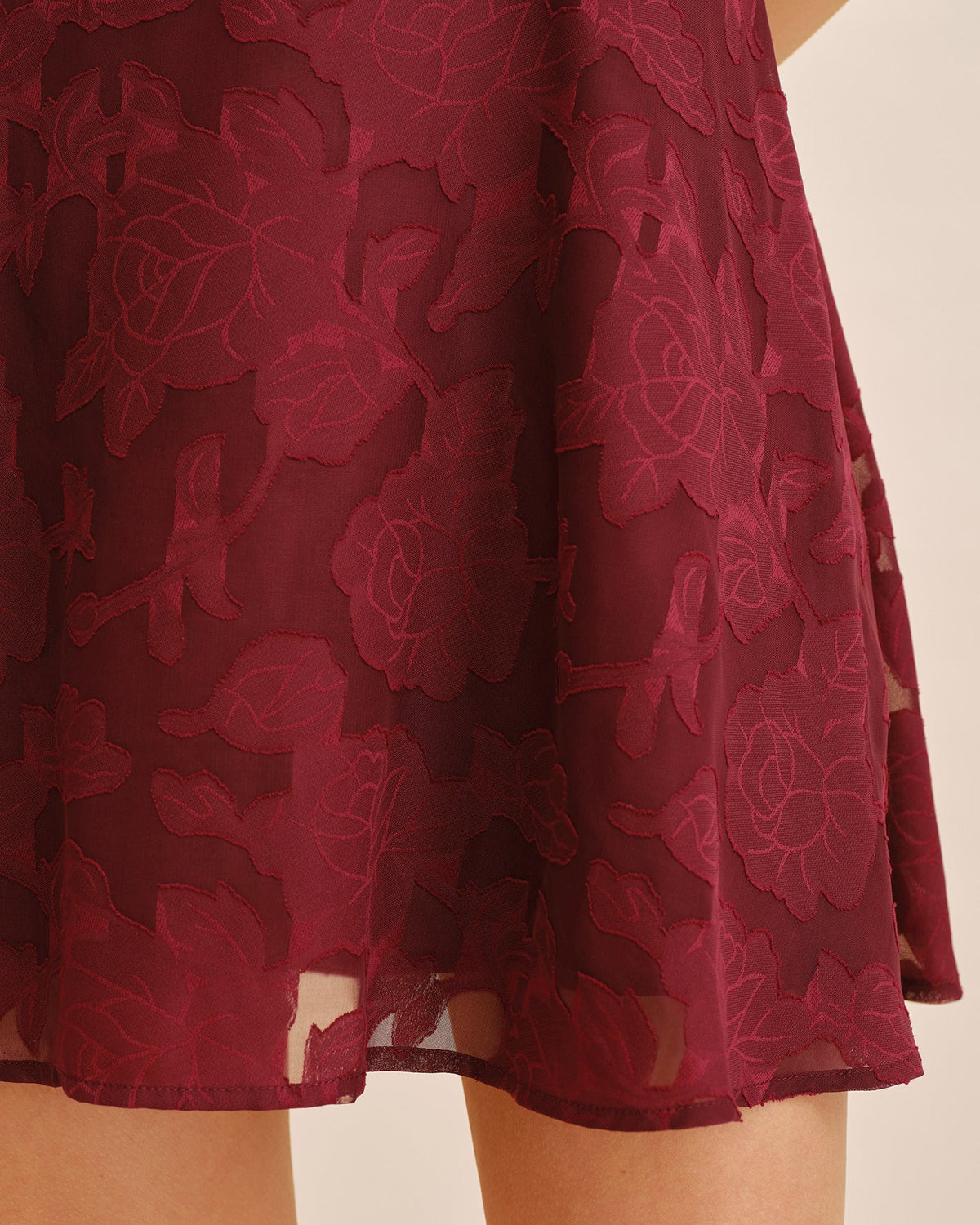 Vestido mini de jacquard rojo vino con escote cuadrado