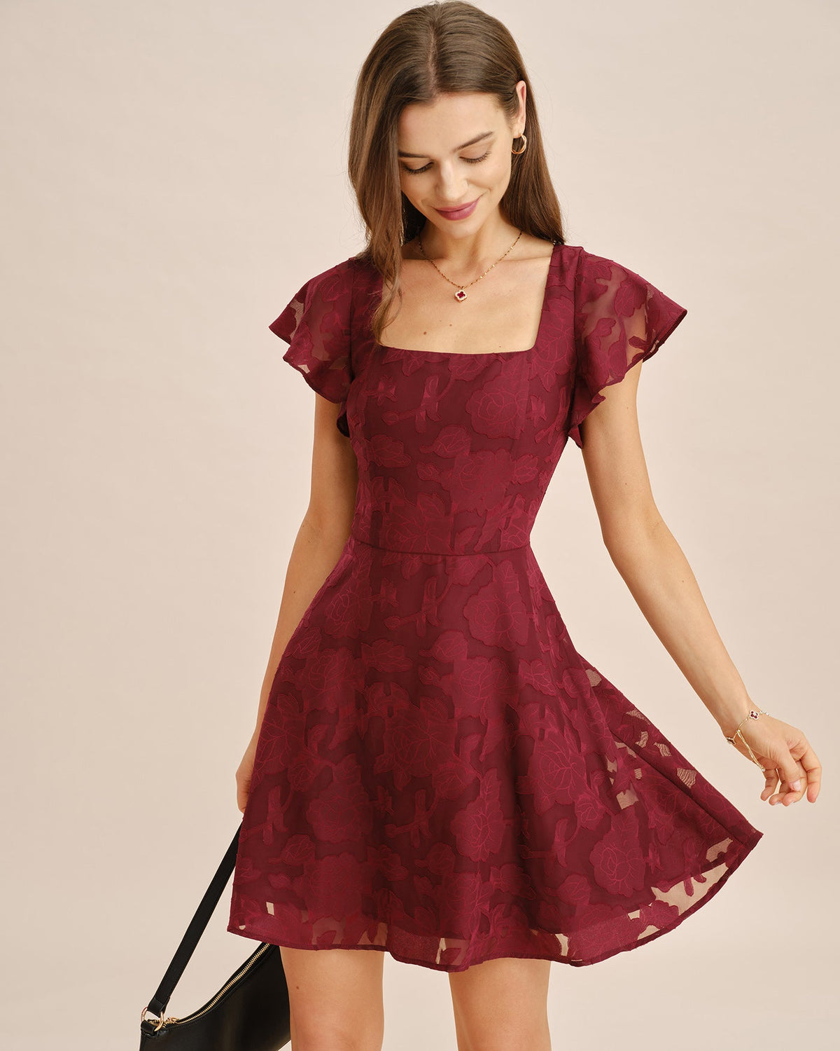 Vestido mini de jacquard rojo vino con escote cuadrado