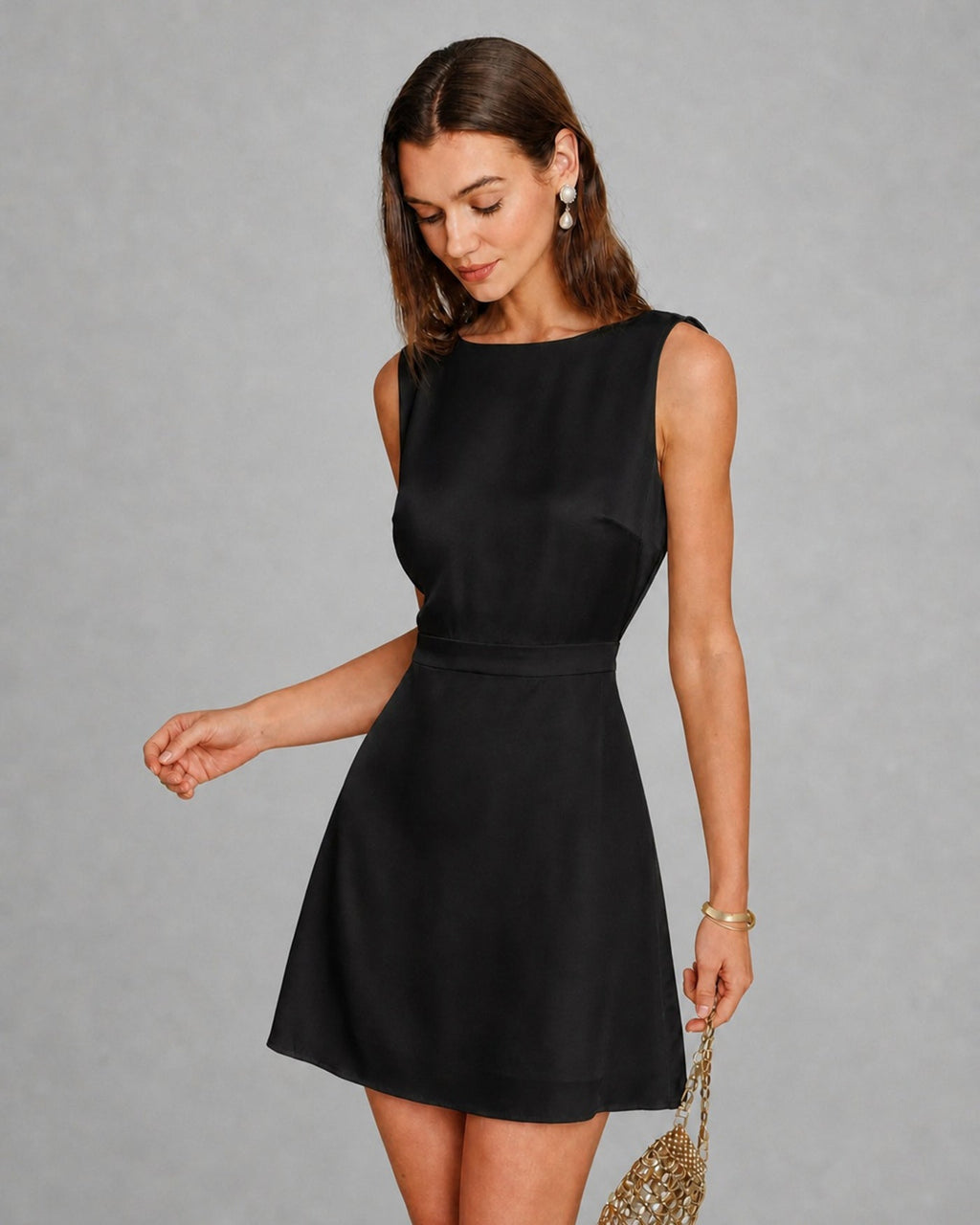 Elegante vestido mini negro de línea A con escote barco y adornos de perlas