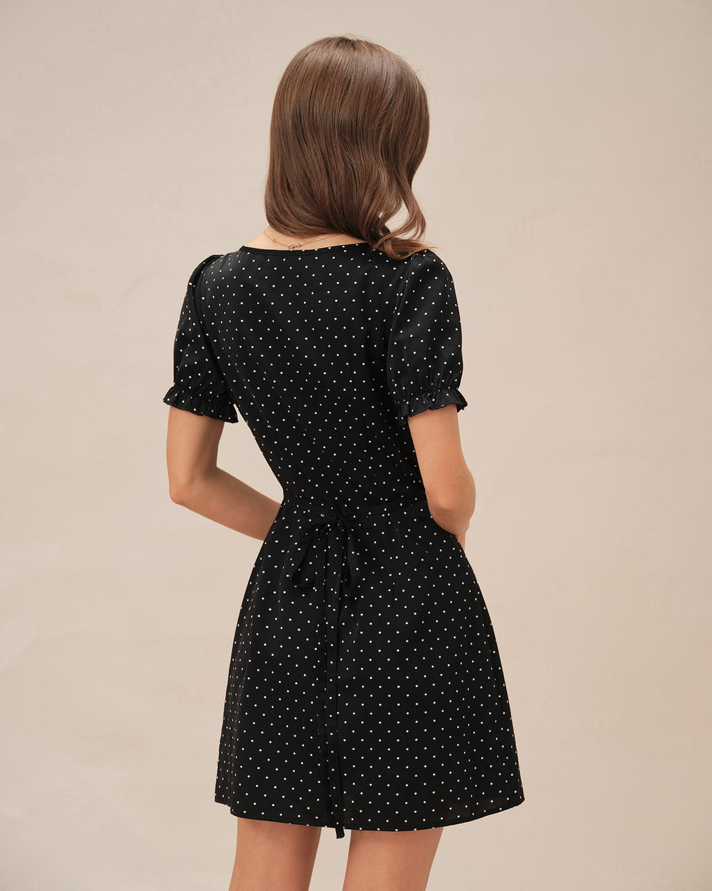 Elegante vestido mini negro de cuello en V con lunares