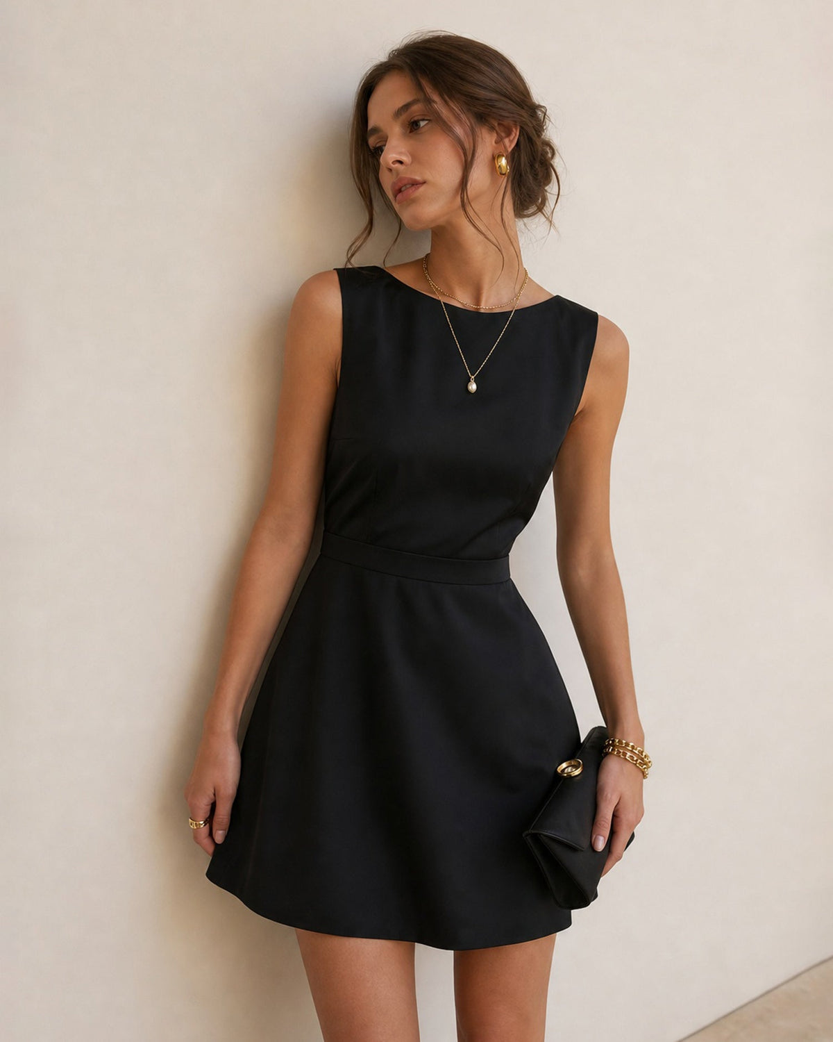 Elegante vestido mini negro de línea A con escote barco y adornos de perlas