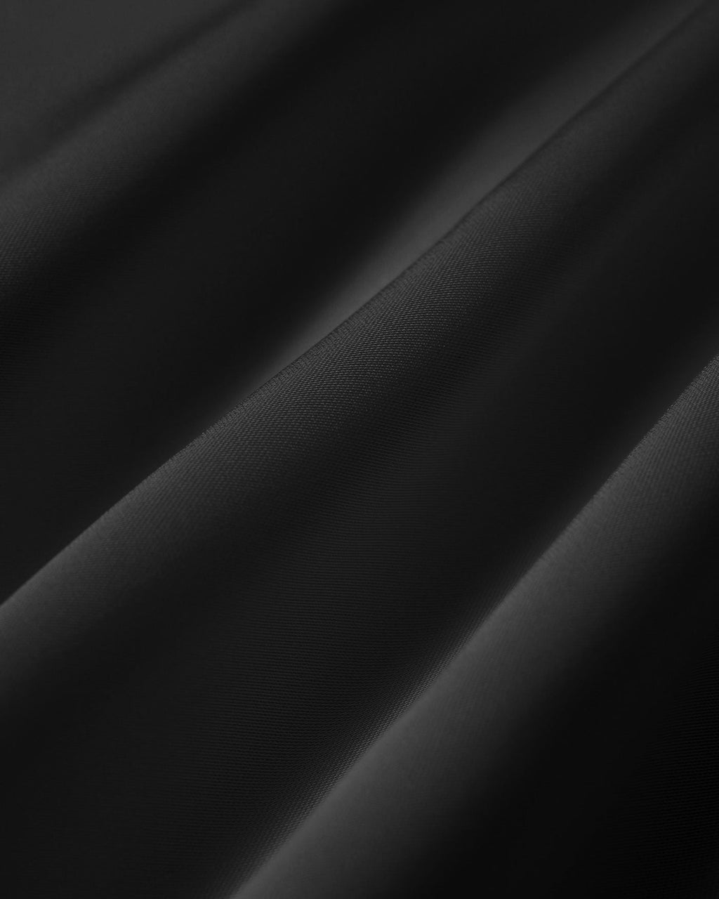 Elegante vestido mini negro de línea A con escote barco y adornos de perlas