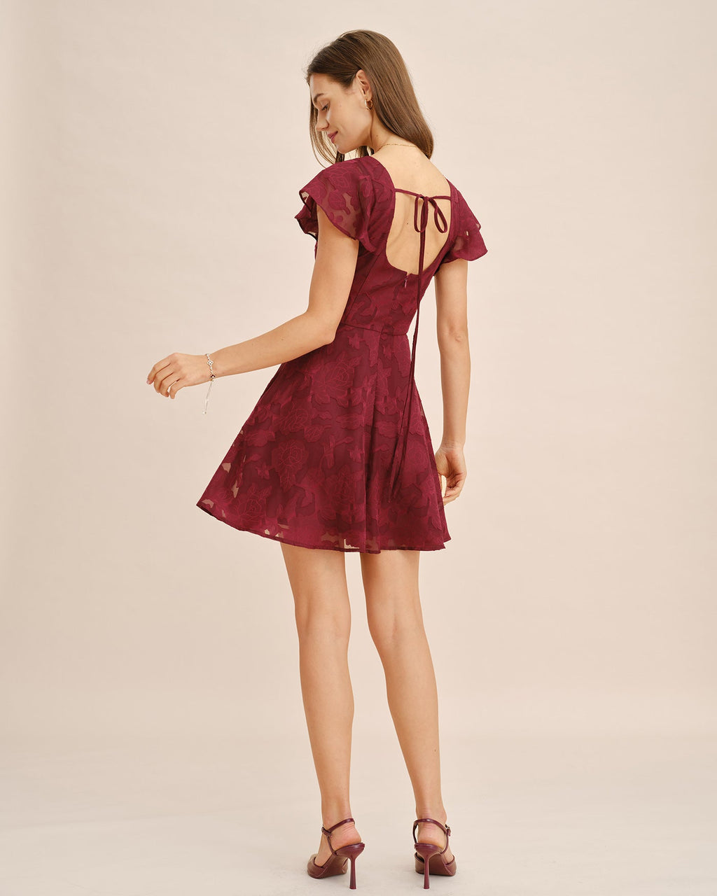 Vestido mini de jacquard rojo vino con escote cuadrado