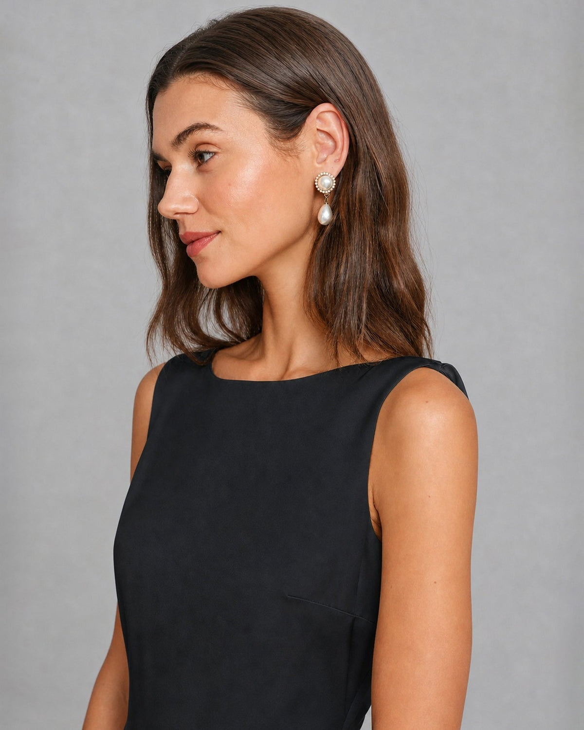 Elegante vestido mini negro de línea A con escote barco y adornos de perlas