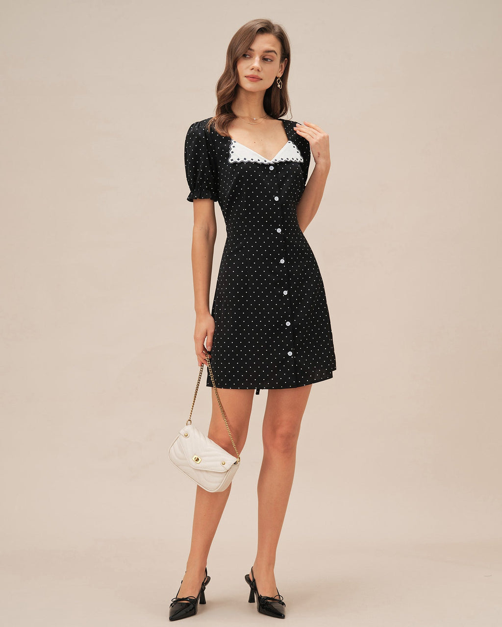 Elegante vestido mini negro de cuello en V con lunares