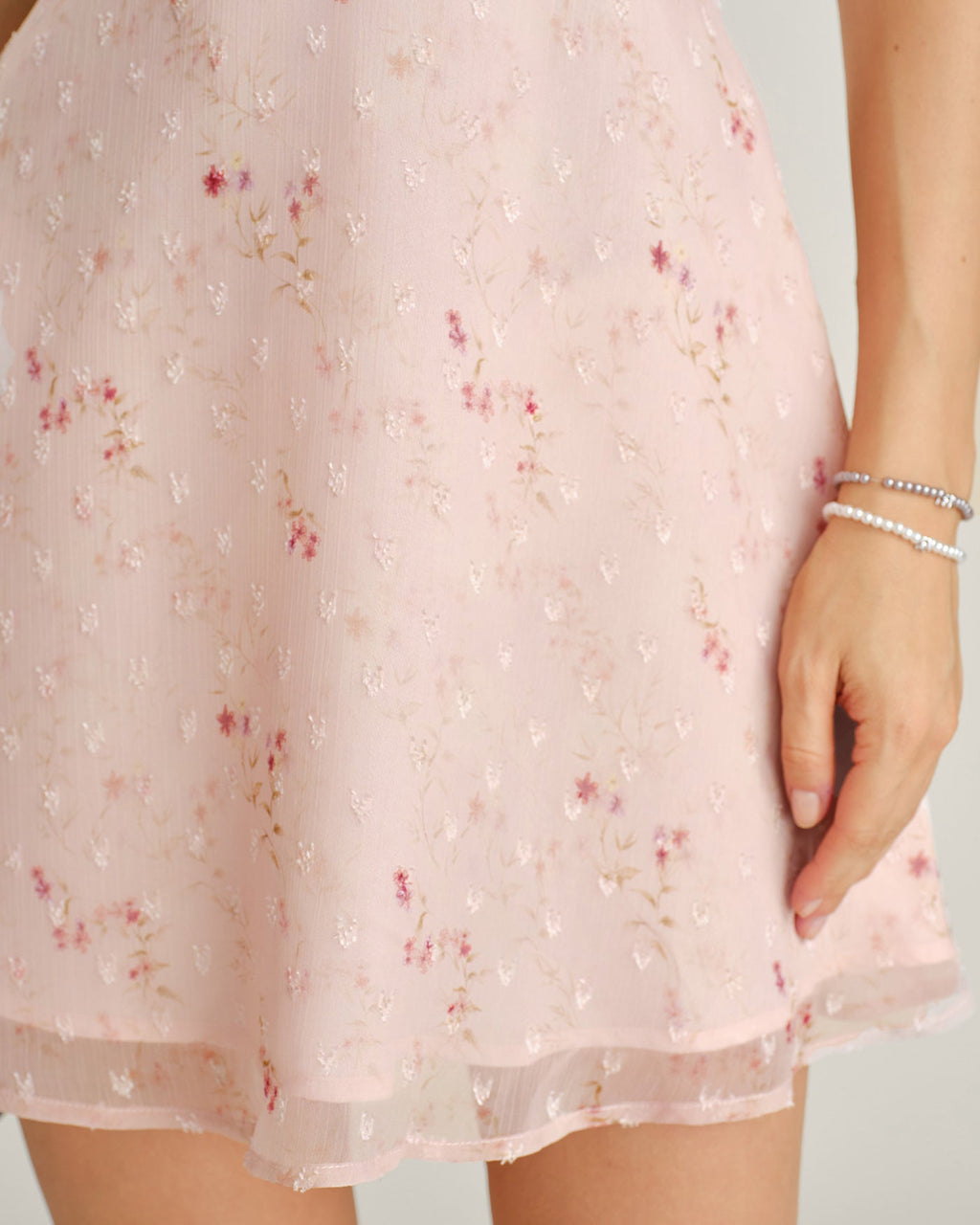 Vestido mini rosa de jacquard con elegantes mangas cortas estructuradas