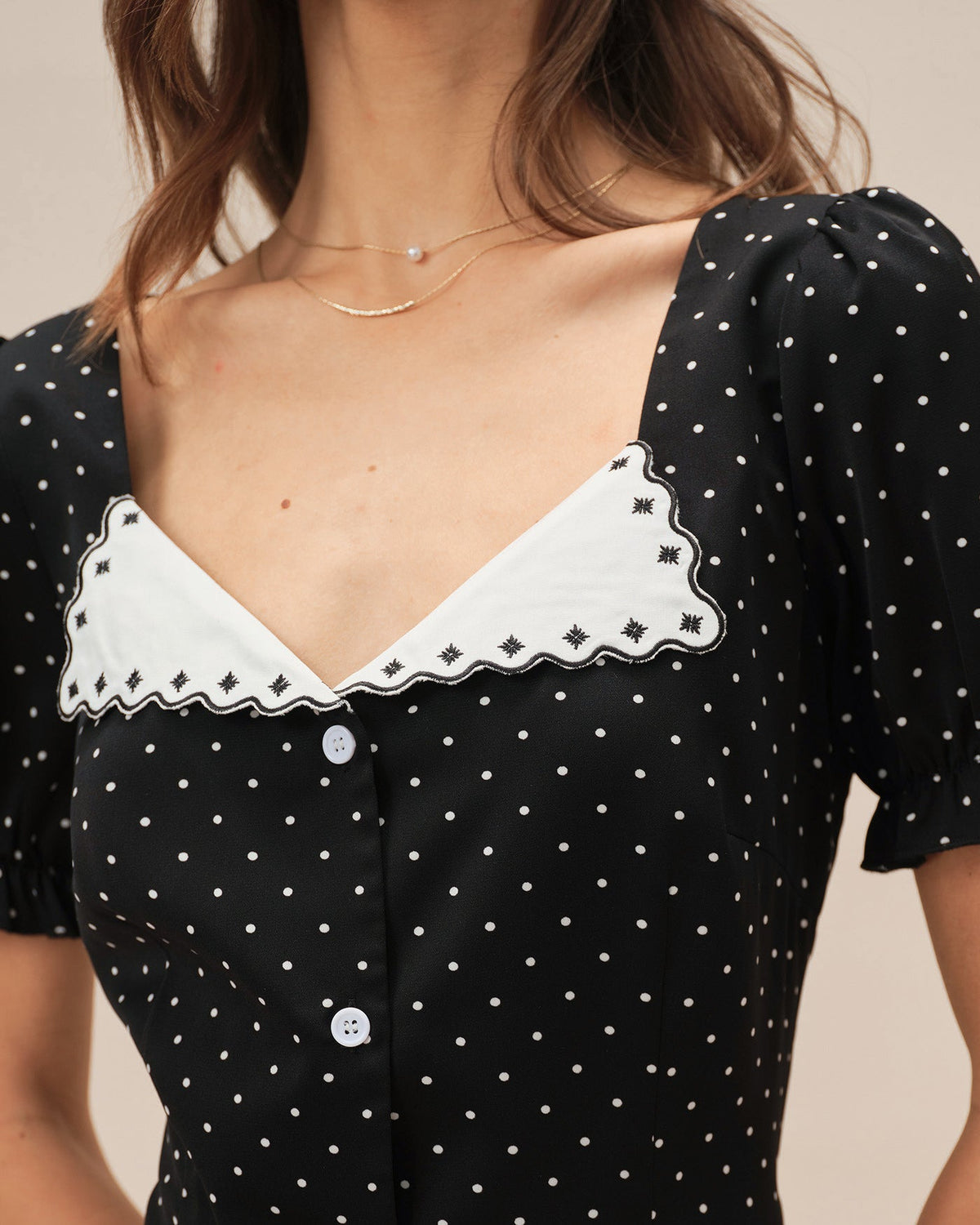 Elegante vestido mini negro de cuello en V con lunares