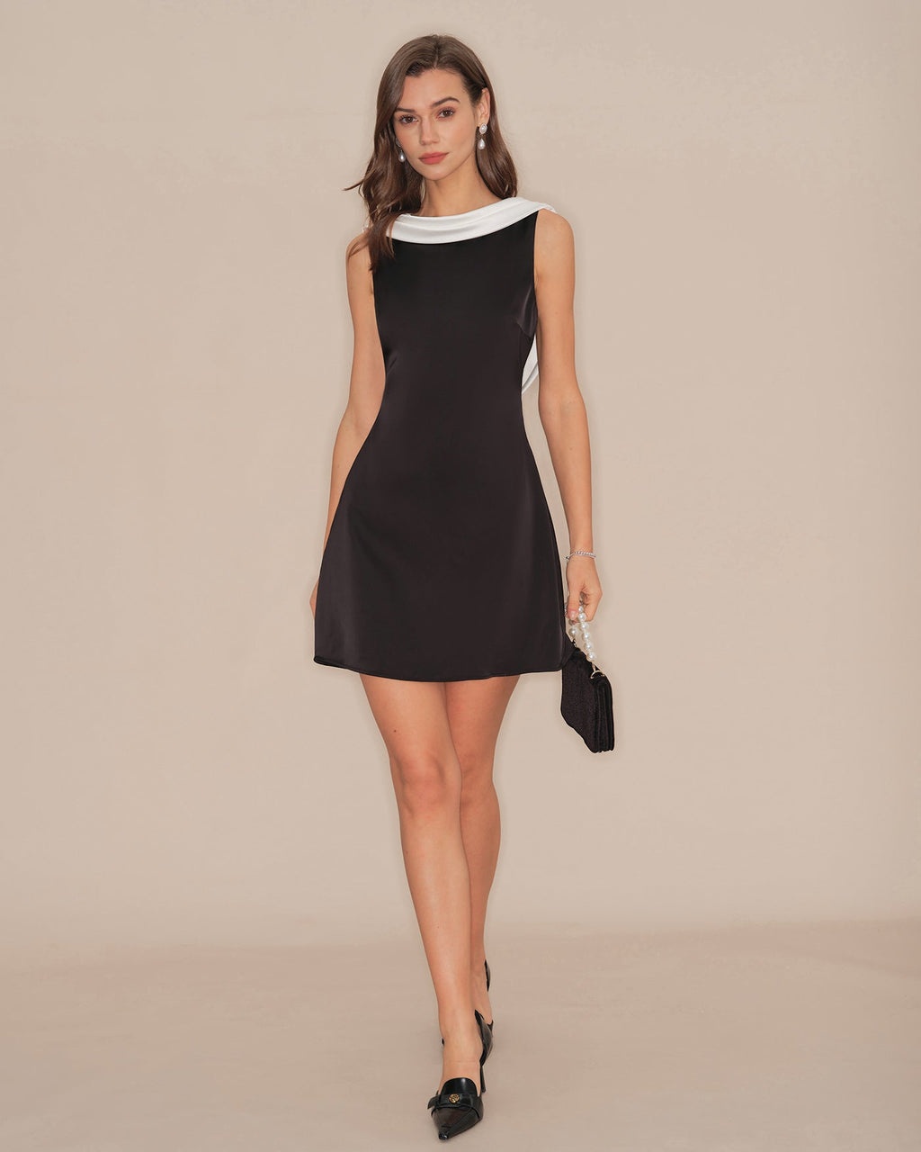 Vestido mini negro de cuello drapeado y espalda descubierta