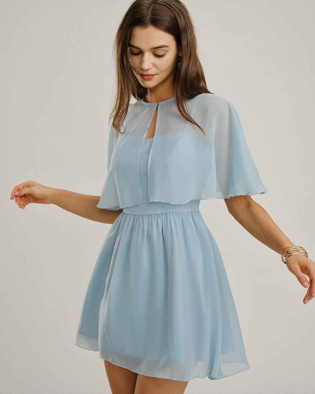 Elegante vestido mini de gasa azul con escote corazón