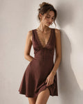 Vestido mini marrón de satén sin mangas con cuello en V