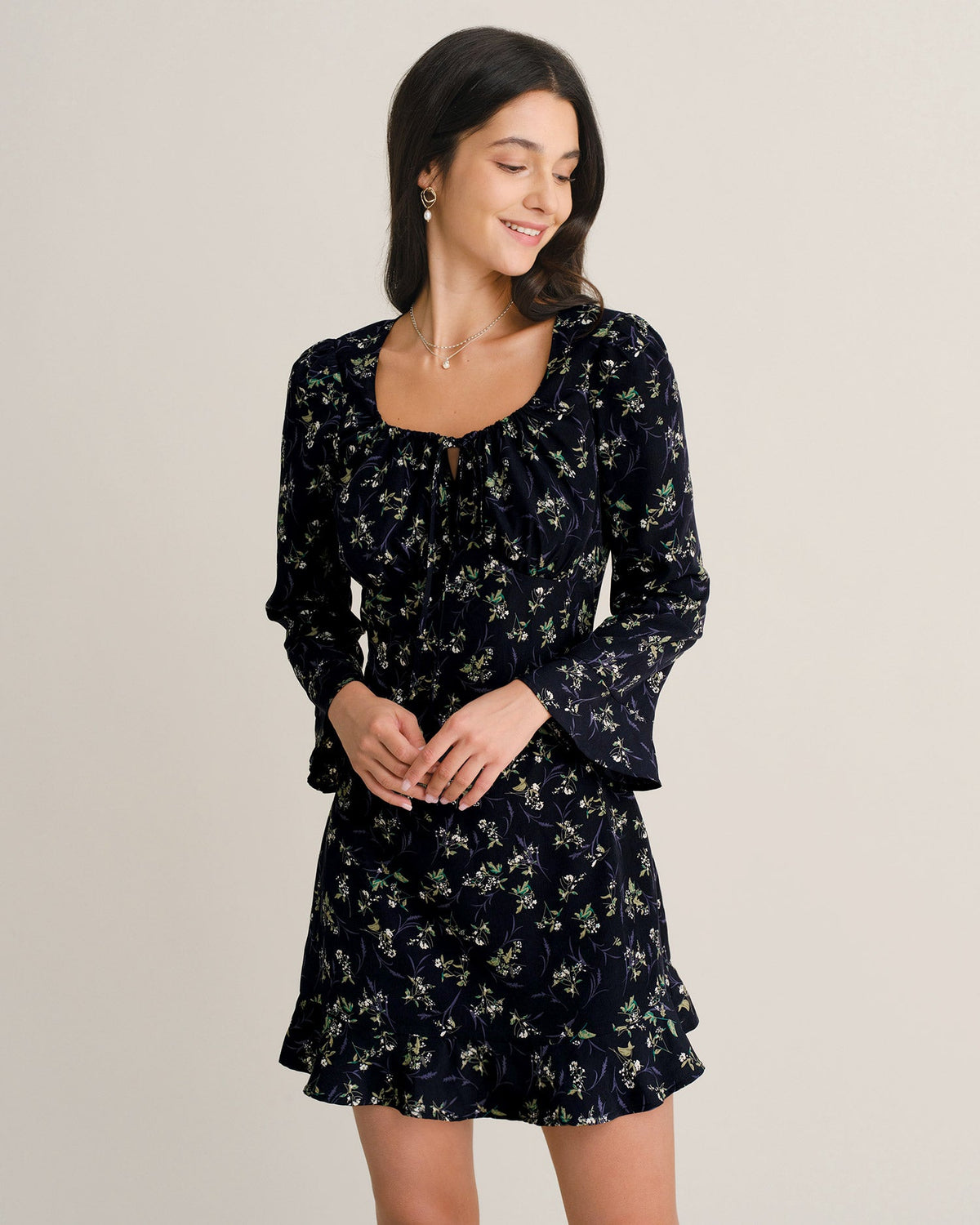 Vestido mini azul marino con estampado floral, volantes y escote cuadrado