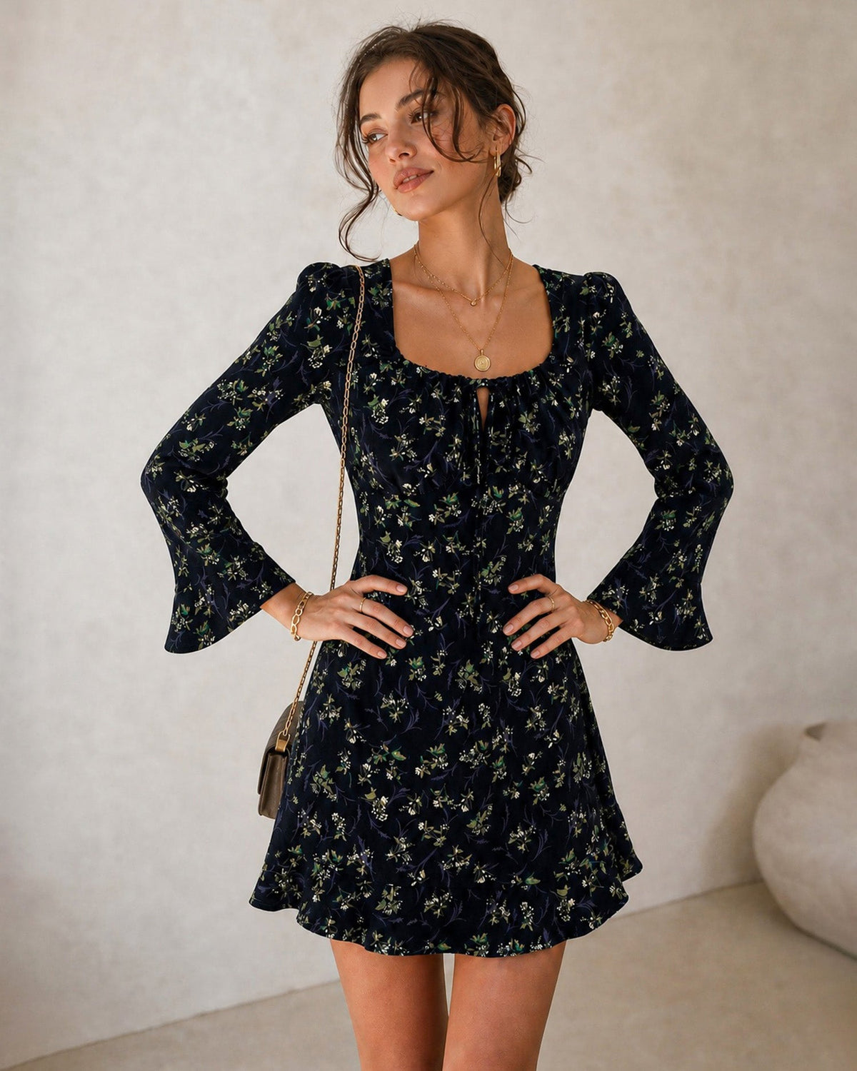 Vestido mini azul marino con estampado floral, volantes y escote cuadrado