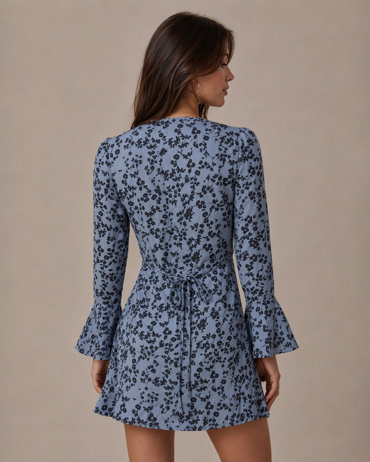 Vestido mini azul floral con mangas acampanadas y elegante detalle de lazo