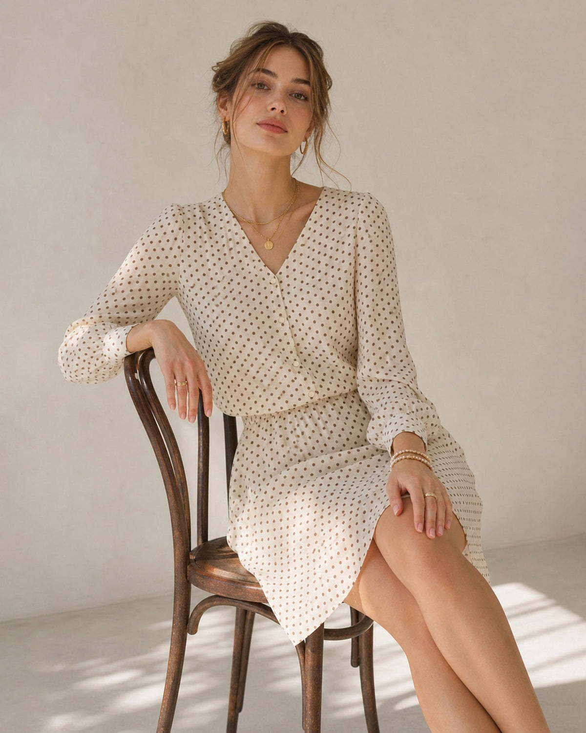Vestido mini de gasa color albaricoque con cuello en V y lunares