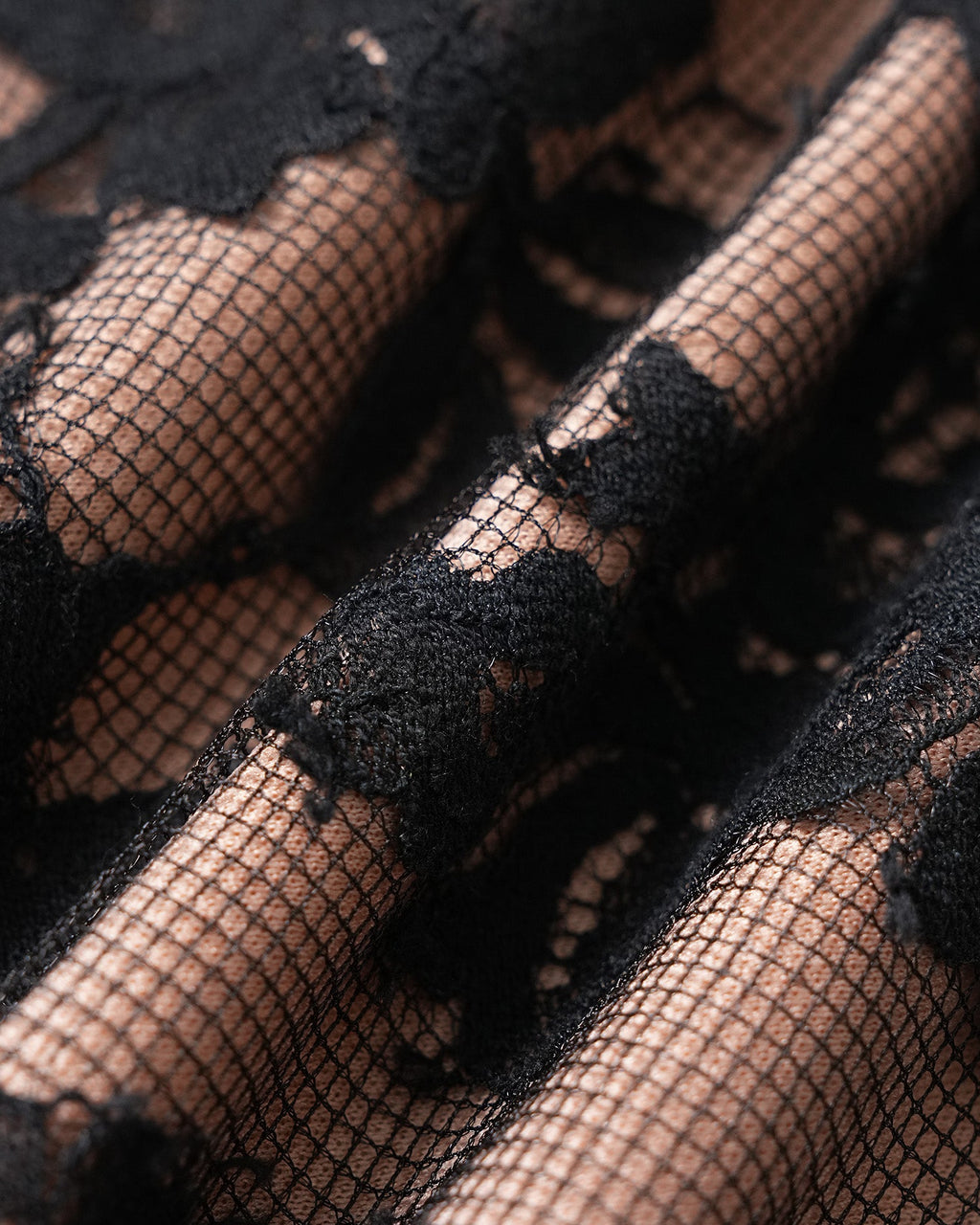 Elegante vestido mini negro de encaje floral