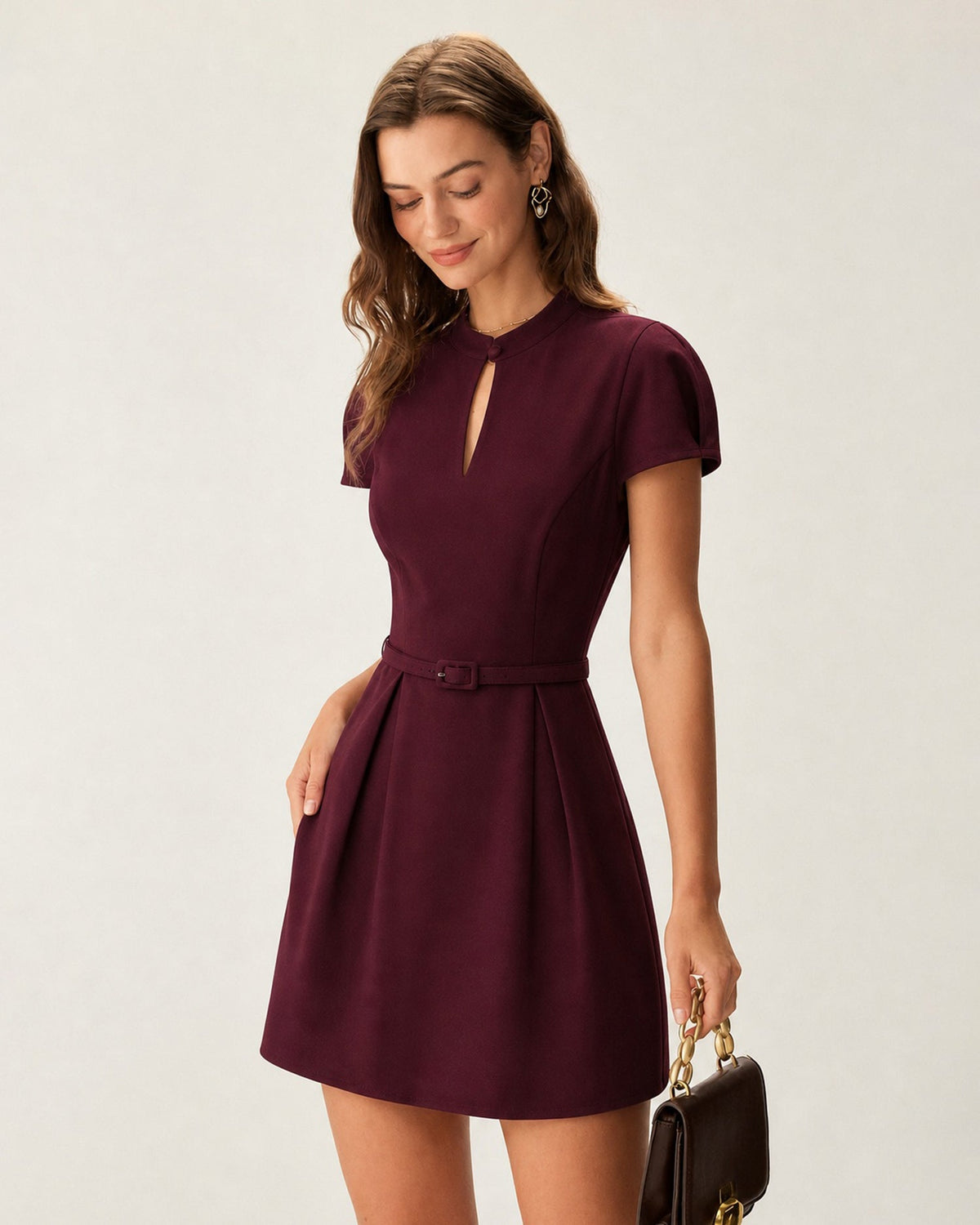 Vestido mini color vino con cuello mao y cinturón
