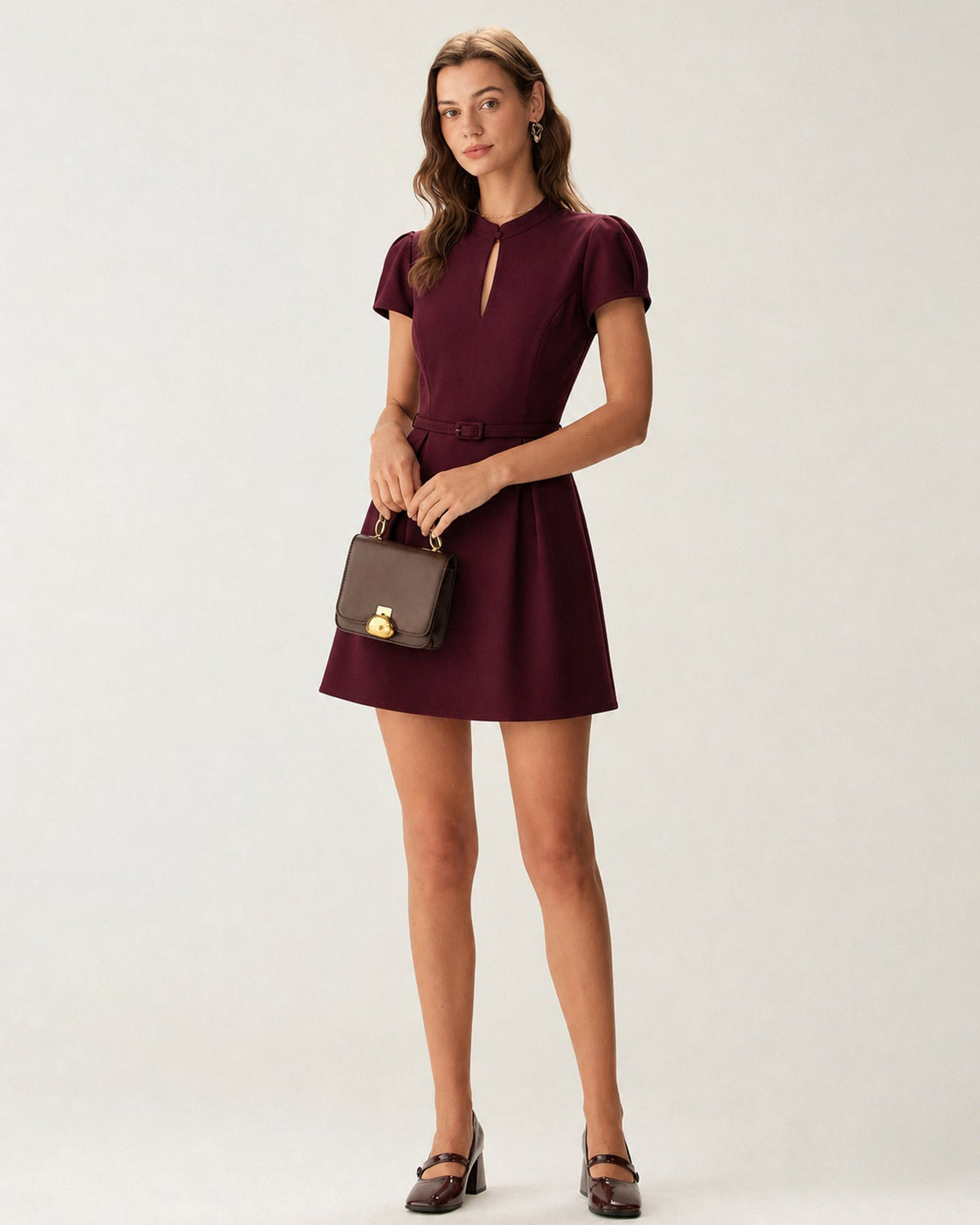 Vestido mini color vino con cuello mao y cinturón