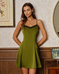 Elegante vestido corto lencero verde satinado con escote en V