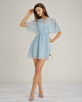 Elegante vestido mini de gasa azul con escote corazón