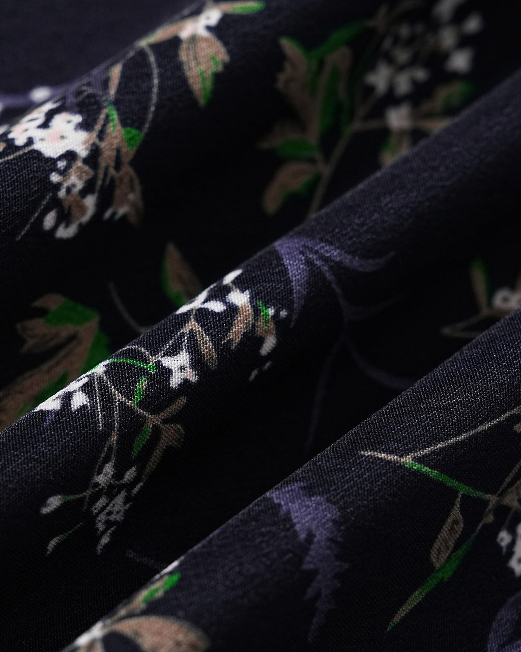 Vestido mini azul marino con estampado floral, volantes y escote cuadrado