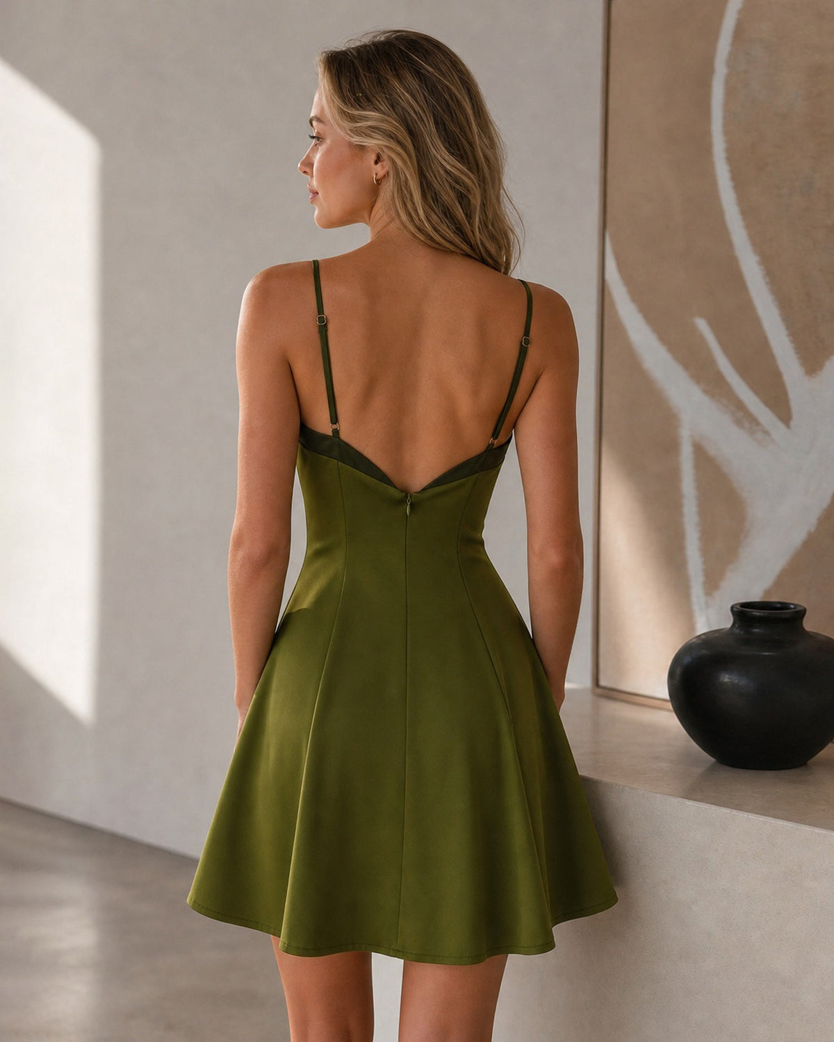 Elegante vestido corto lencero verde satinado con escote en V