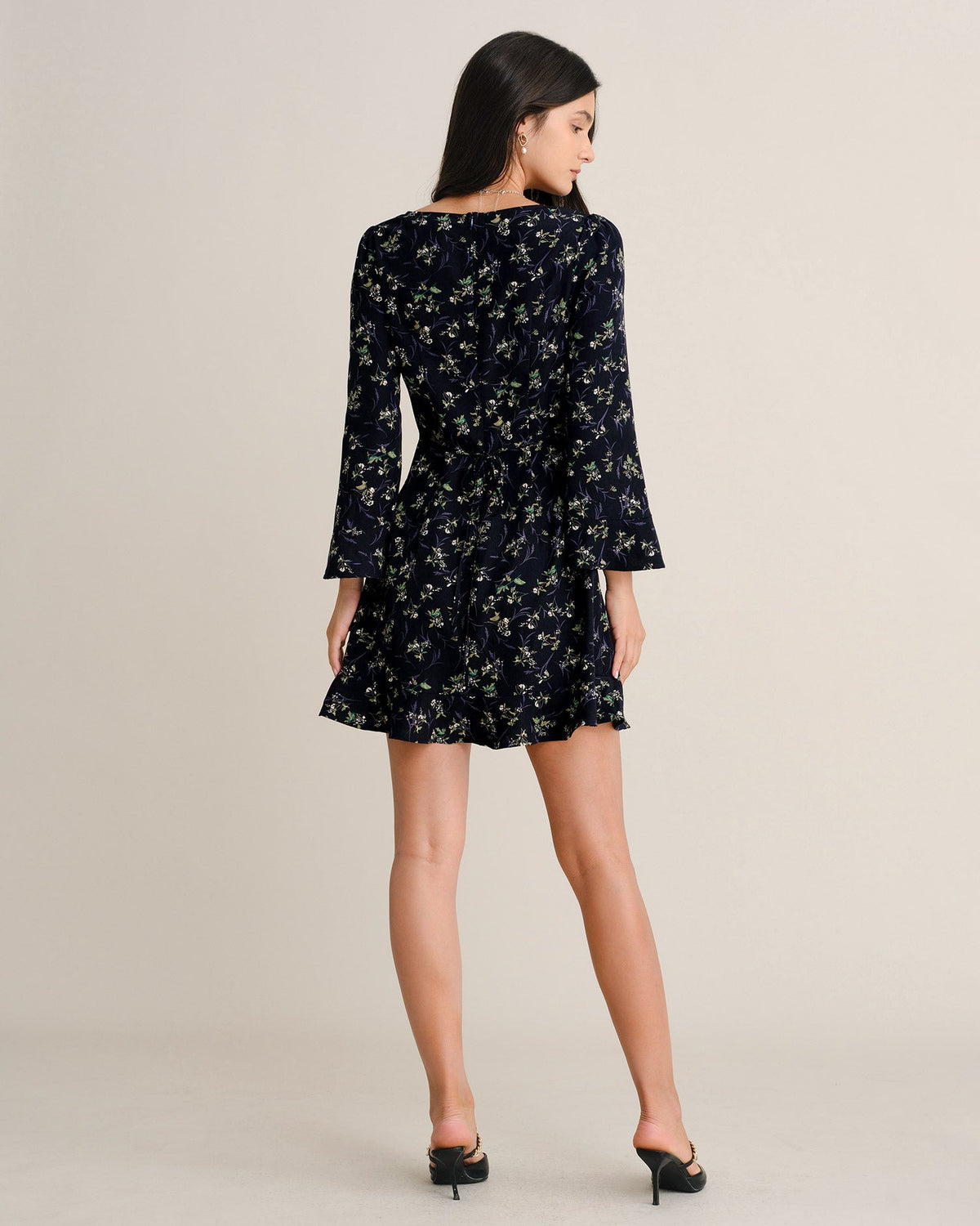 Vestido mini azul marino con estampado floral, volantes y escote cuadrado