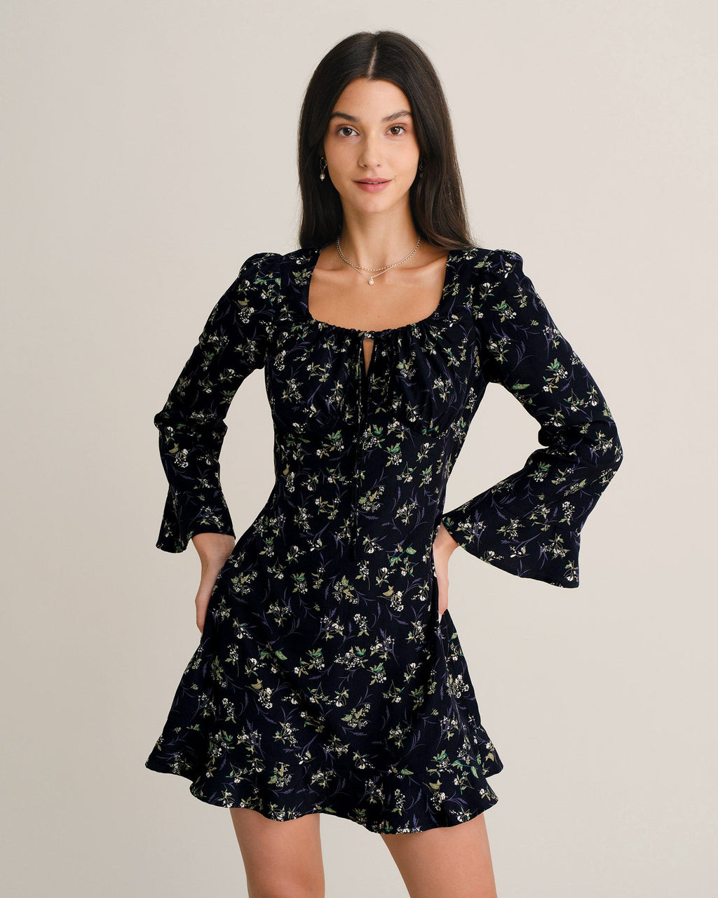 Vestido mini azul marino con estampado floral, volantes y escote cuadrado