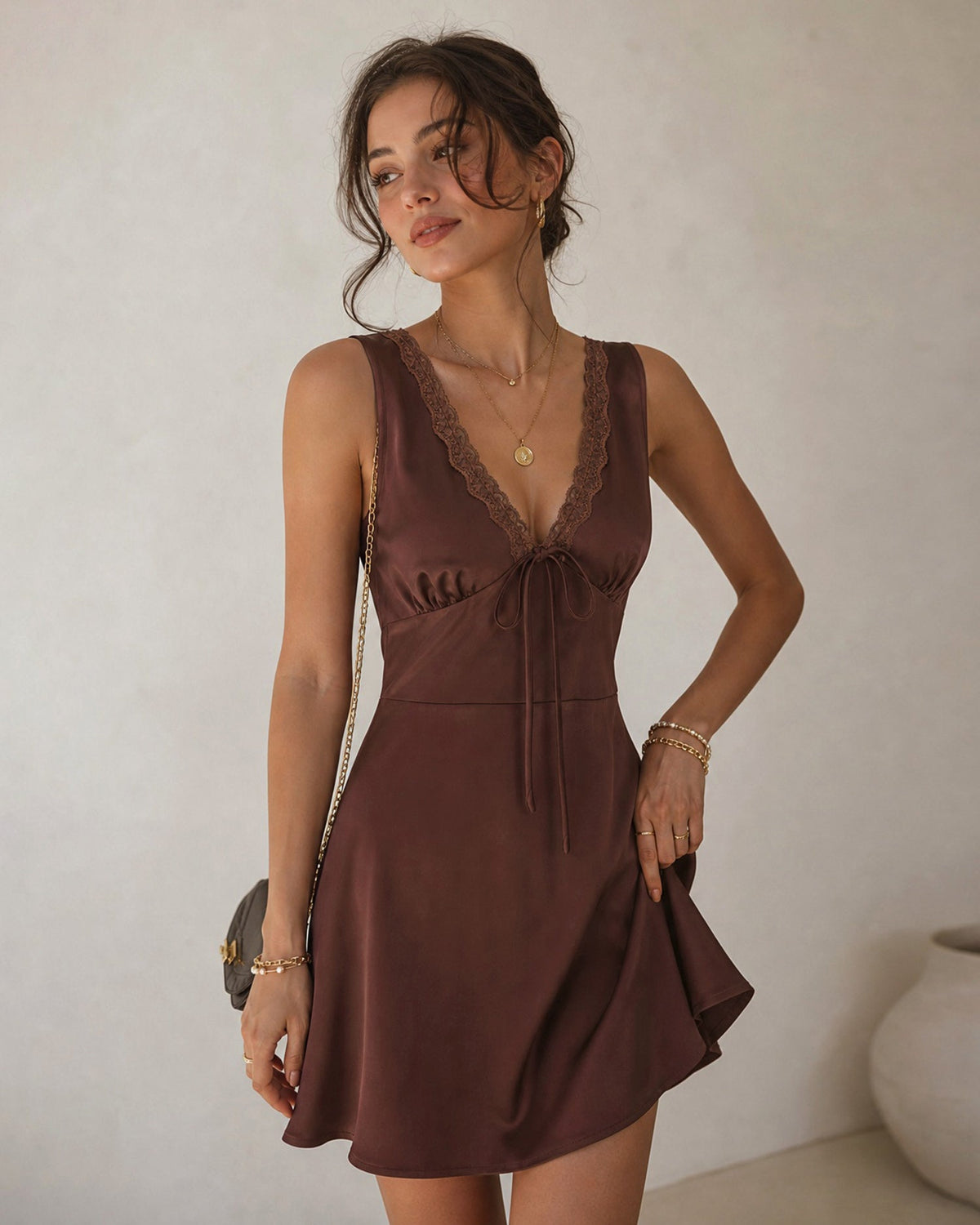 Vestido mini marrón de satén sin mangas con cuello en V