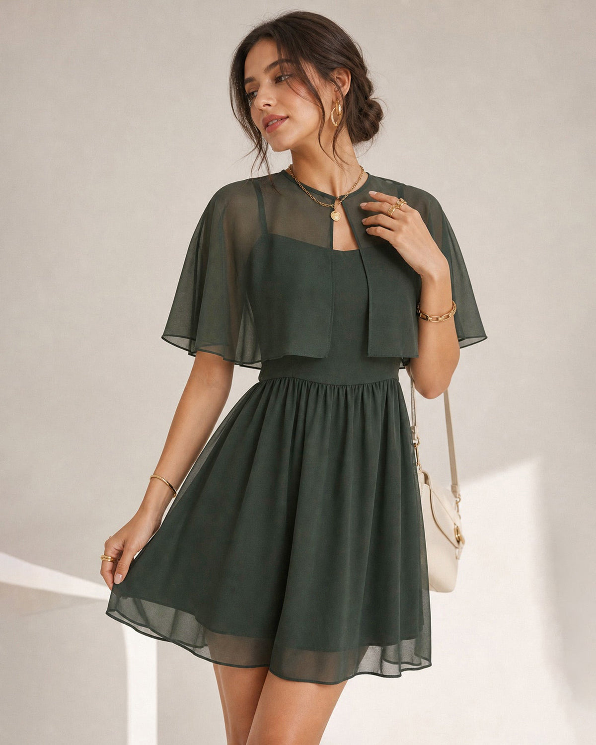 Elegante vestido mini de gasa verde con escote corazón