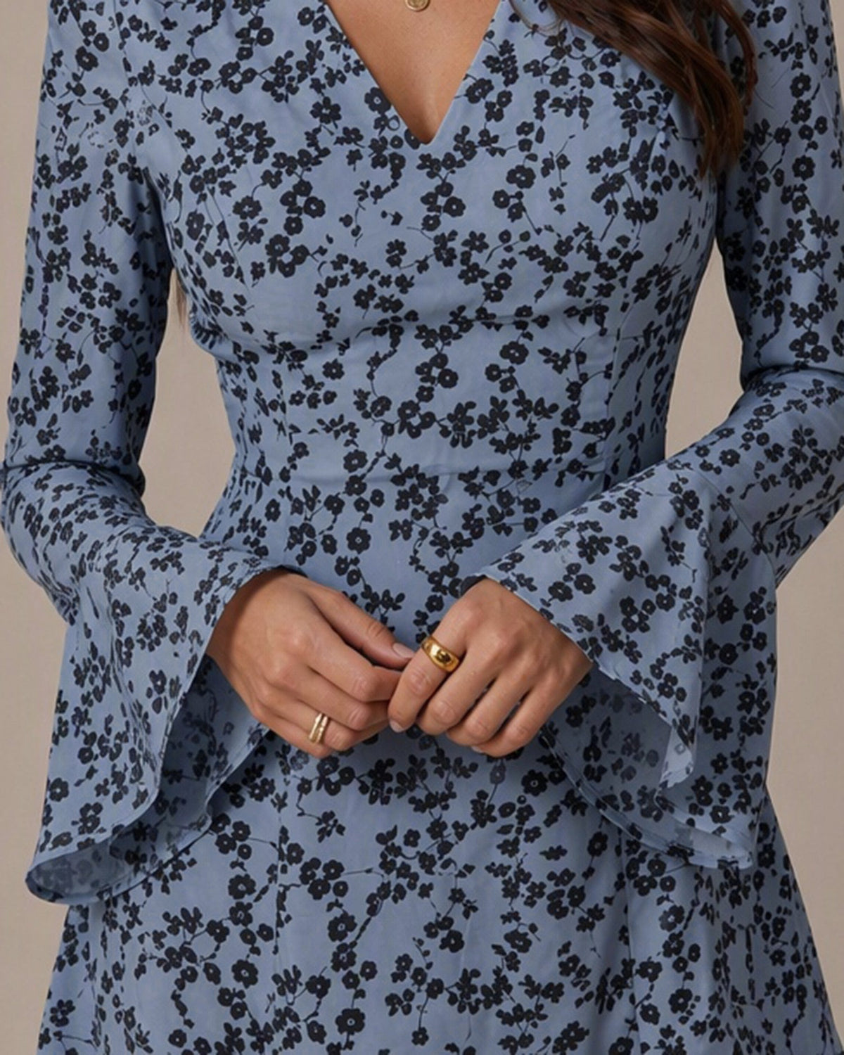 Vestido mini azul floral con mangas acampanadas y elegante detalle de lazo