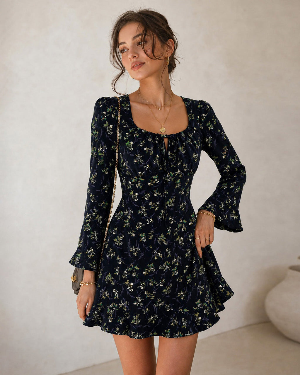 Vestido mini azul marino con estampado floral, volantes y escote cuadrado