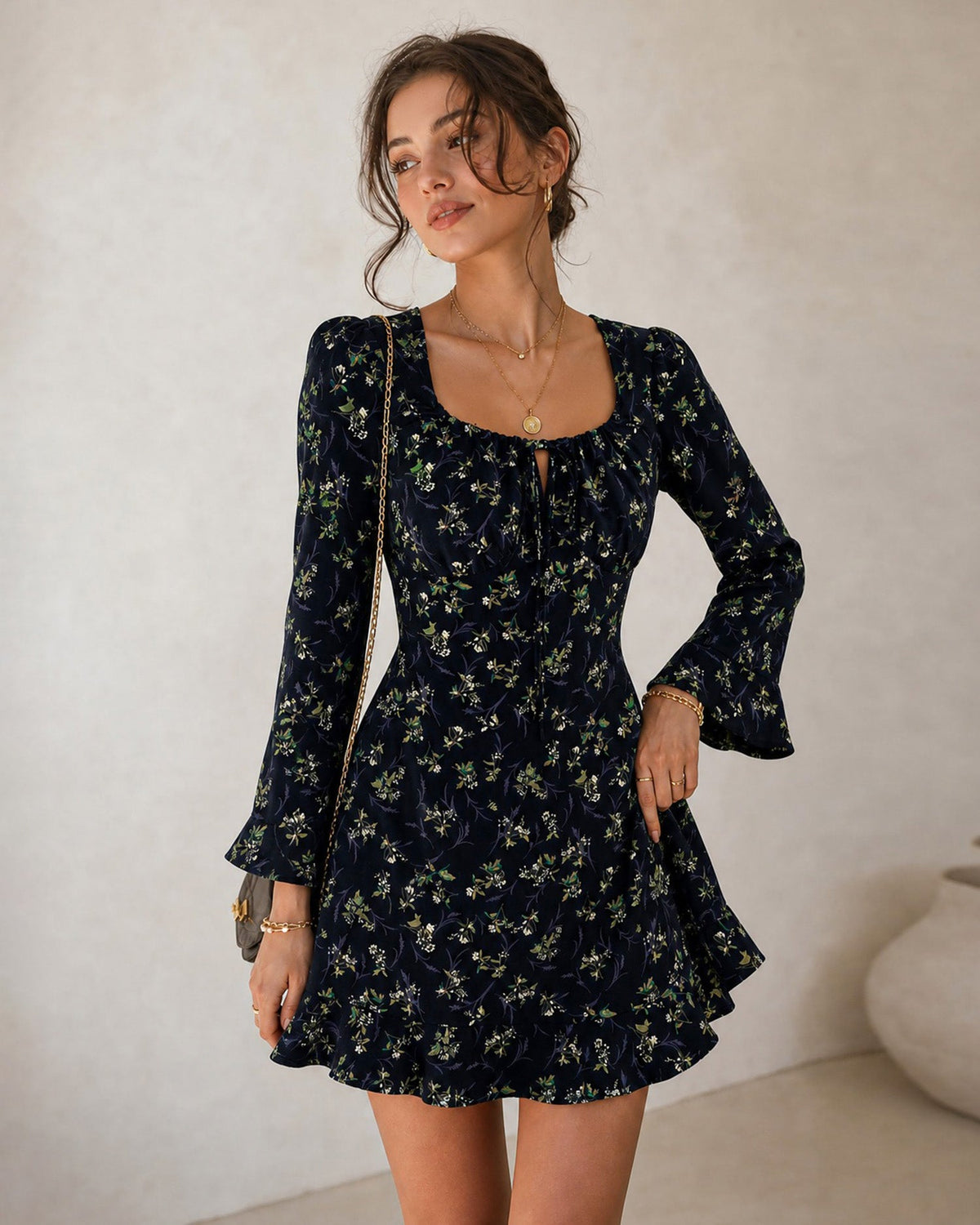 Vestido mini azul marino con estampado floral, volantes y escote cuadrado