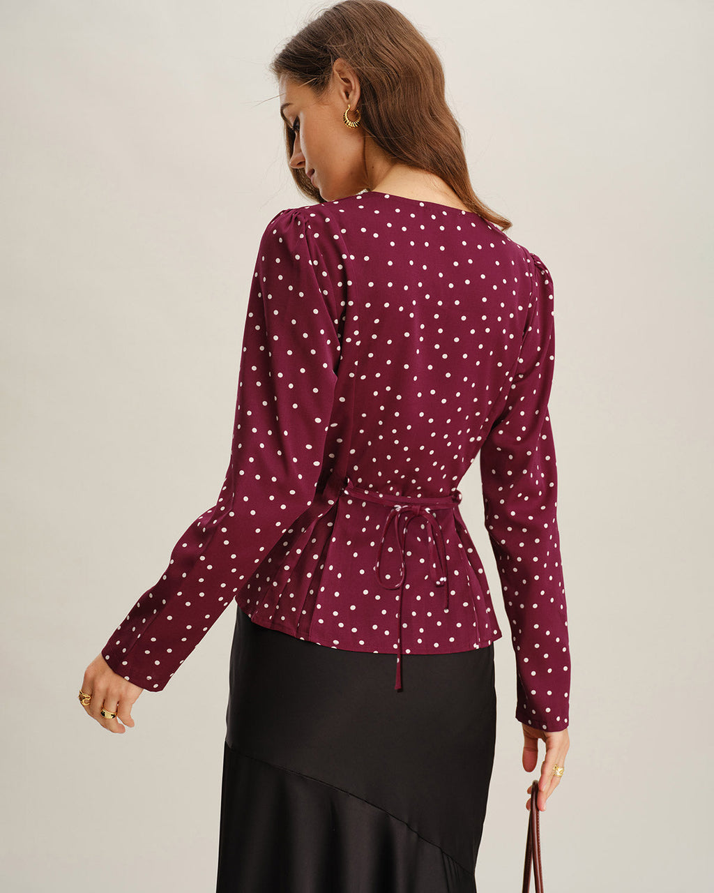 Blusa de lunares con cuello en V