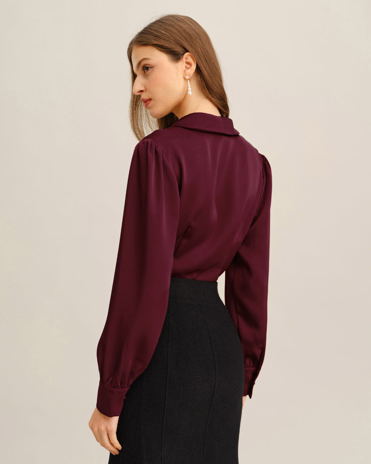 Camisa de satén color rojo vino