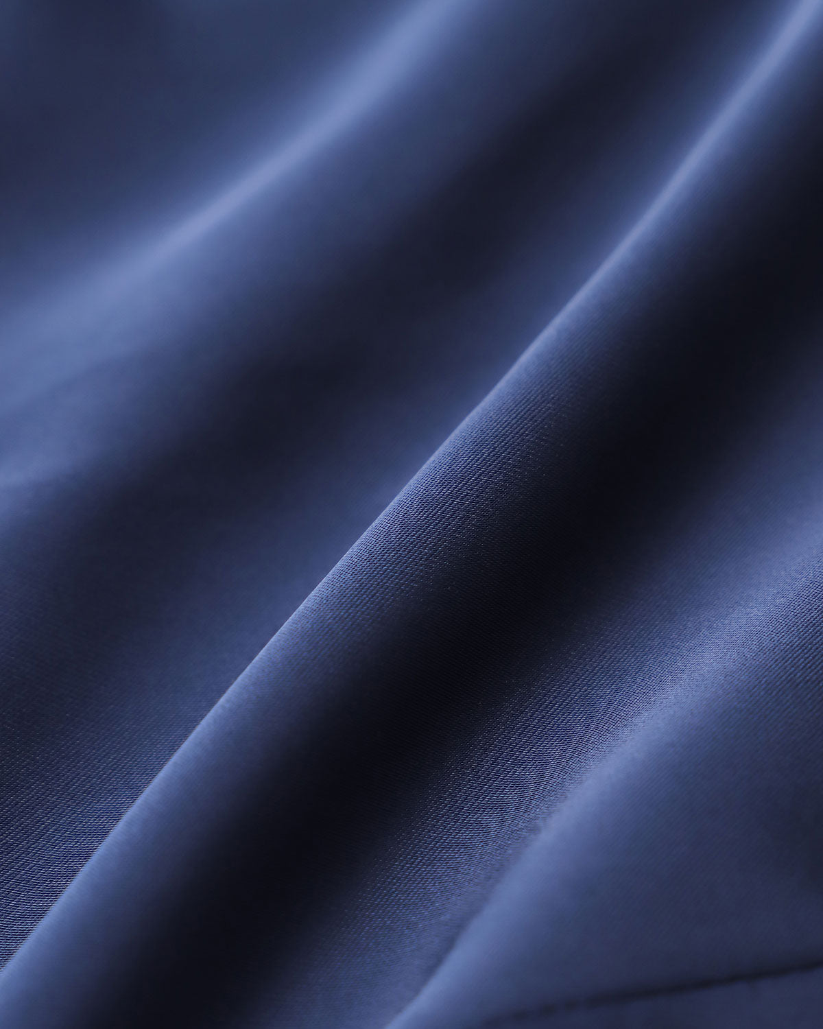 Blusa elegante de satén azul marino con botones