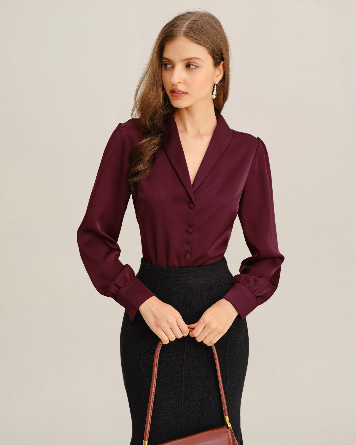 Camisa de satén color rojo vino