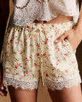 Shorts de encaje floral color albaricoque con cintura elástica cómoda