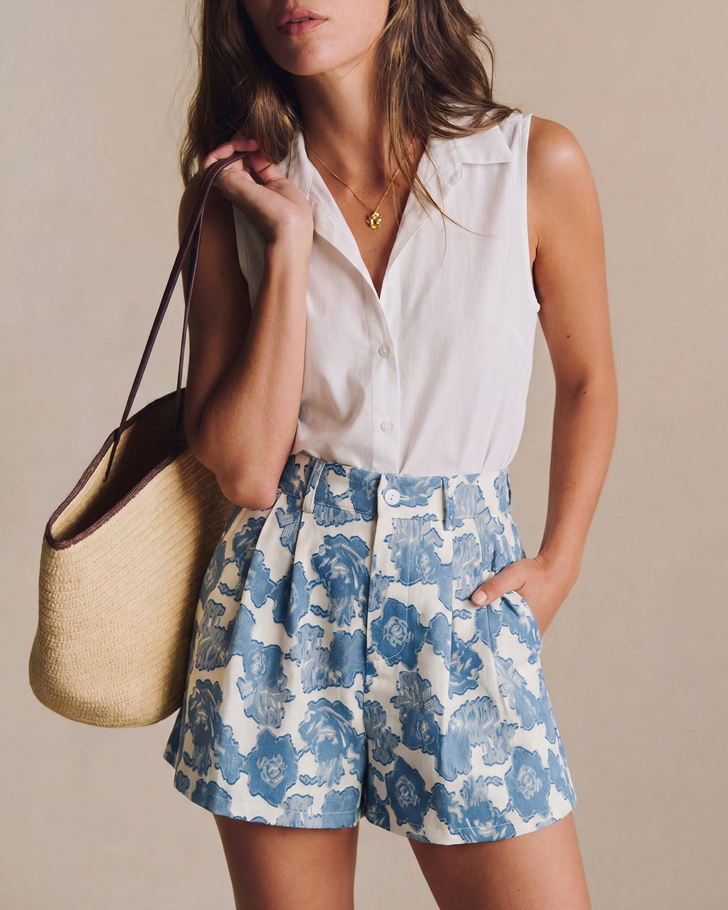 Pantalones cortos azules con estampado floral y bolsillos con botones