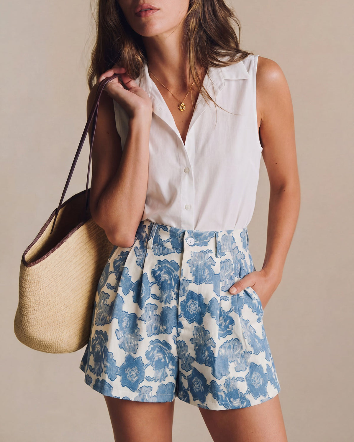 Pantalones cortos azules con estampado floral y bolsillos con botones
