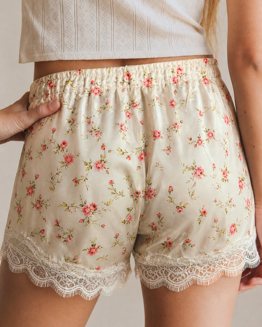Shorts de encaje floral color albaricoque con cintura elástica cómoda