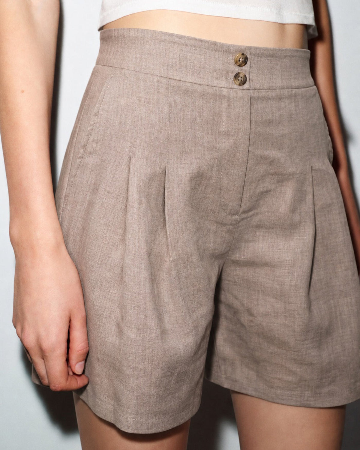 Shorts marrones con cintura elástica y bolsillos