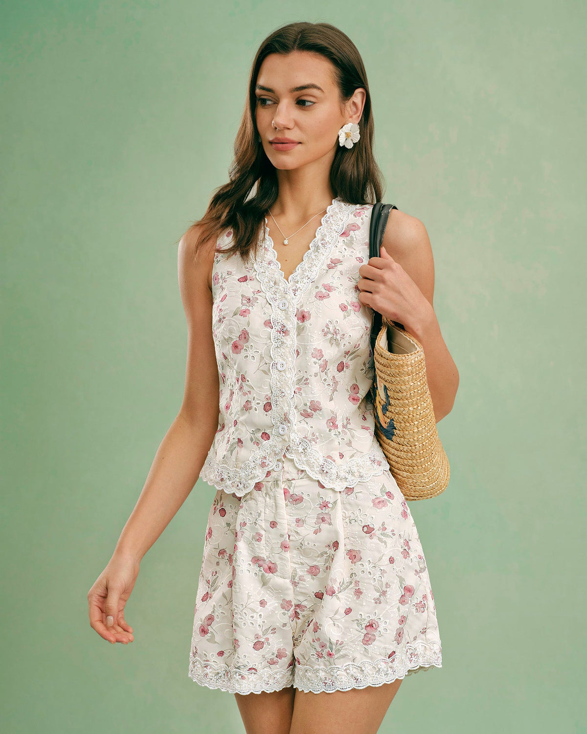 Shorts elegantes de encaje con bordado floral