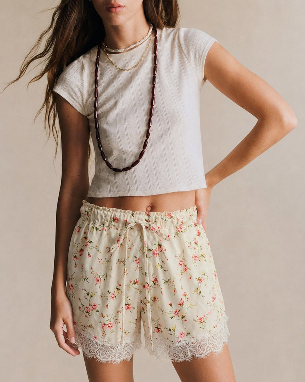 Shorts de encaje floral color albaricoque con cintura elástica cómoda