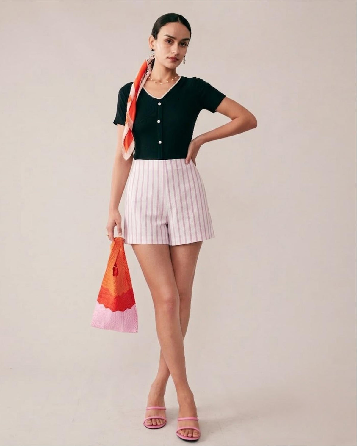 Pantalones cortos rosas a rayas con prácticos bolsillos